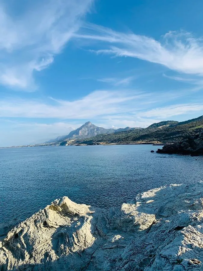 Kayalarda Denize Sifir Luks Ozel Havuzlu Villa Guzelyali  Chypre
